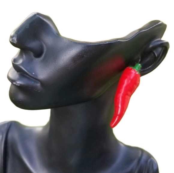 FUN VINTAGE RED CHILI PEPPER EARRINGS - Picture 1 of 4